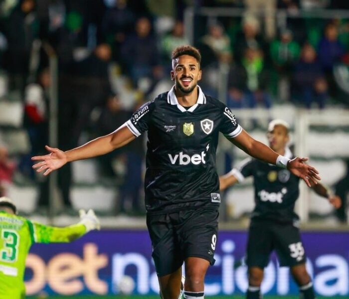Chris Ramos mostrou todo o poder de artilharia e deu a vitória para o Botafogo no segundo tempo. Foto: Luiz Erbes/AGIF — Reprodução.