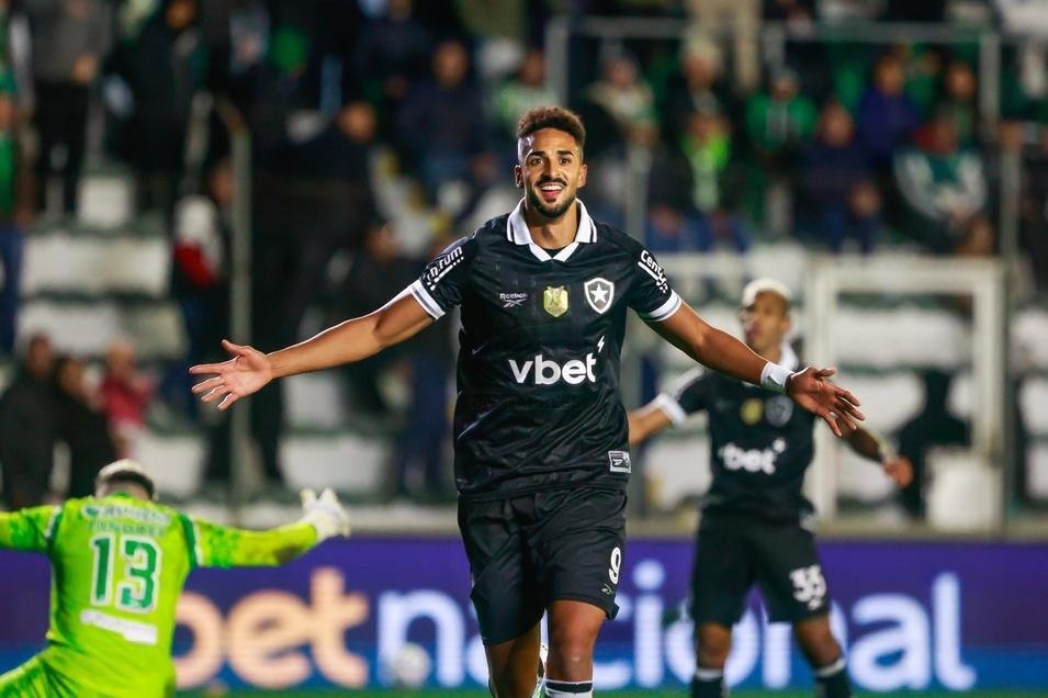 Chris Ramos mostrou todo o poder de artilharia e deu a vitória para o Botafogo no segundo tempo. Foto: Luiz Erbes/AGIF — Reprodução.