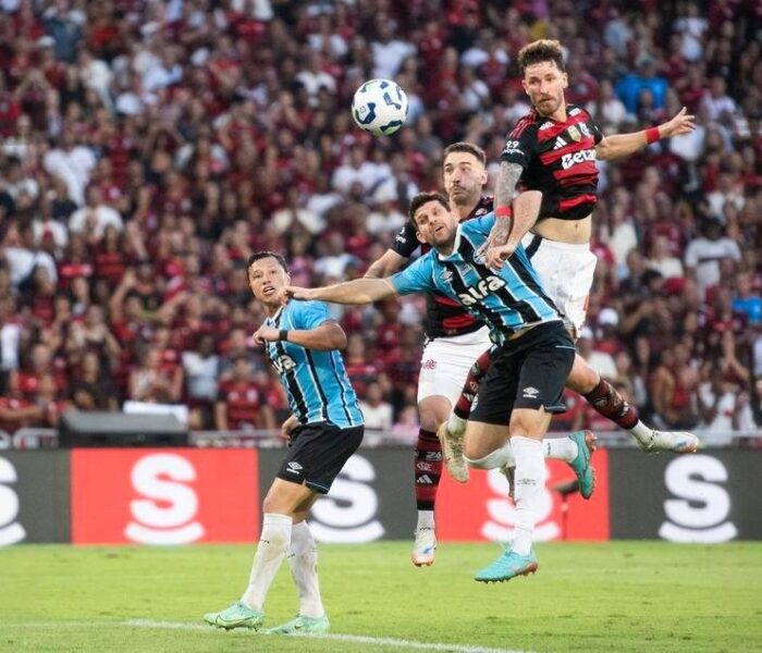Léo Pereira, do Flamengo. e Kannemann, do Grêmio, disputam a bola no alto. Foto: Delmiro Junior/Photo Premium — Reprodução.