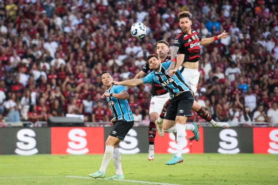 Léo Pereira, do Flamengo. e Kannemann, do Grêmio, disputam a bola no alto. Foto: Delmiro Junior/Photo Premium — Reprodução.