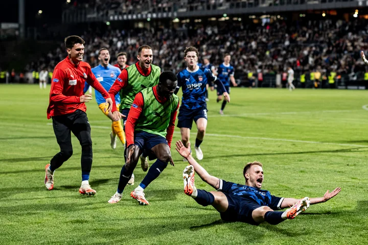 O Heidenheim venceu as duas primeiras partidas da temporada passada e estava de fato no topo da tabela depois disso. As coisas mudaram posteriormente, já que eles só conseguiram se manter com um gol no último minuto no play-off contra o Elversberg. Foto: DFL/Getty Images/Sebastian Widmann — Reprodução.