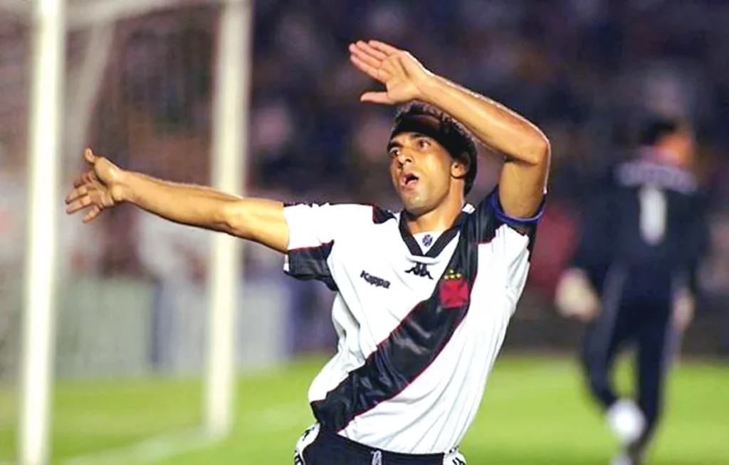 Craque do Brasileirão de 1997, Edmundo fez três gols contra o Flamengo na semifinal 