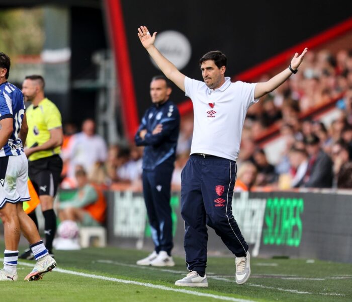 Iraola exprime semblante de indignação, no amistoso do Bournemouth contra a Real Sociedad. Foto: AFC Bournemouth/ Site oficial — Reprodução.