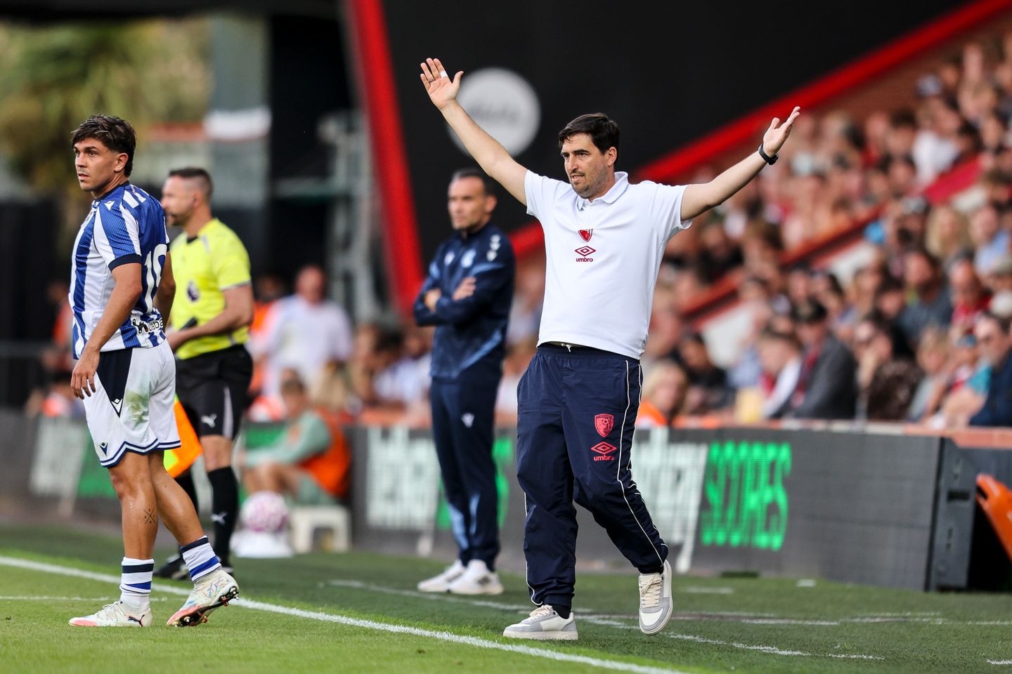 Iraola exprime semblante de indignação, no amistoso do Bournemouth contra a Real Sociedad. Foto: AFC Bournemouth/ Site oficial — Reprodução.