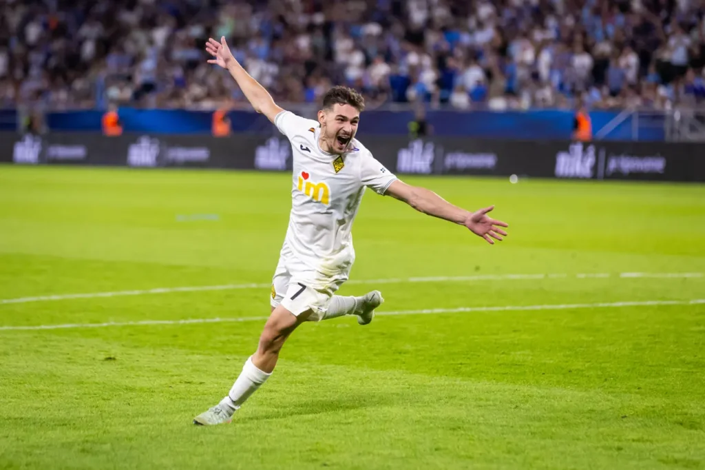 Jorginho vibra o pênalti convertido que resultou no triunfo do Kairat. Foto: IMAGO/ Branislav Racko — Reprodução.