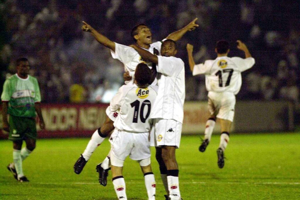 Jogadores do Vasco comemoram gol do título da Mercosul de 2000 