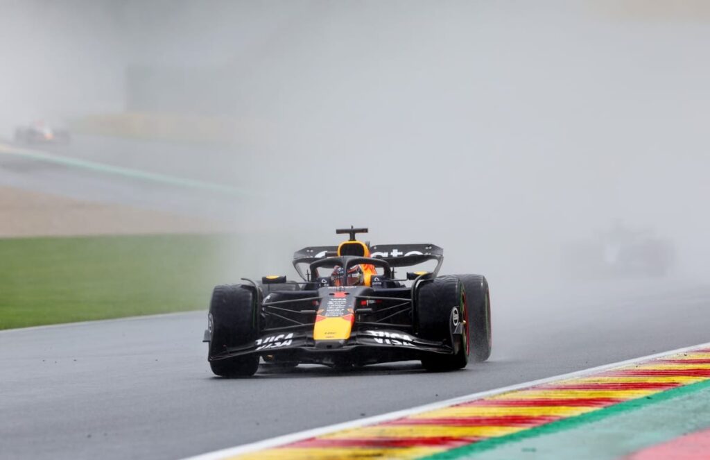 Max Verstappen tem bom desempenho correndo na chuva