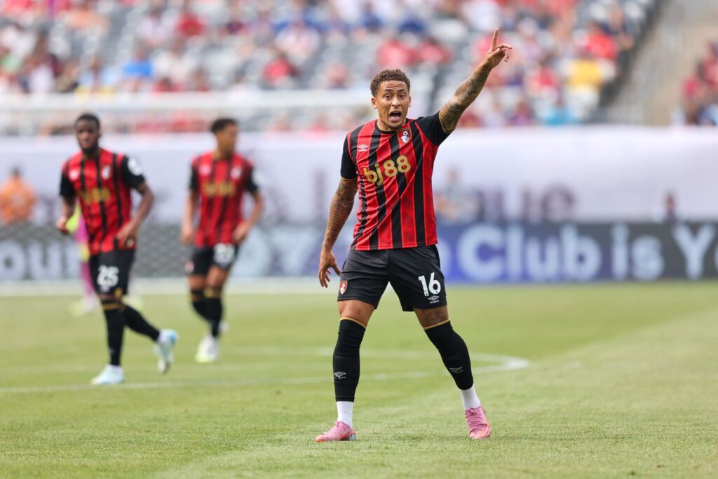 Tavernier em ação contra o Everton, em amistoso. Foto: AFC Bournemouth/ Site oficial — Reprodução.