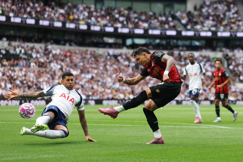 Evanílson marca o gol da vitória do Bournemouth sobre o Tottenham