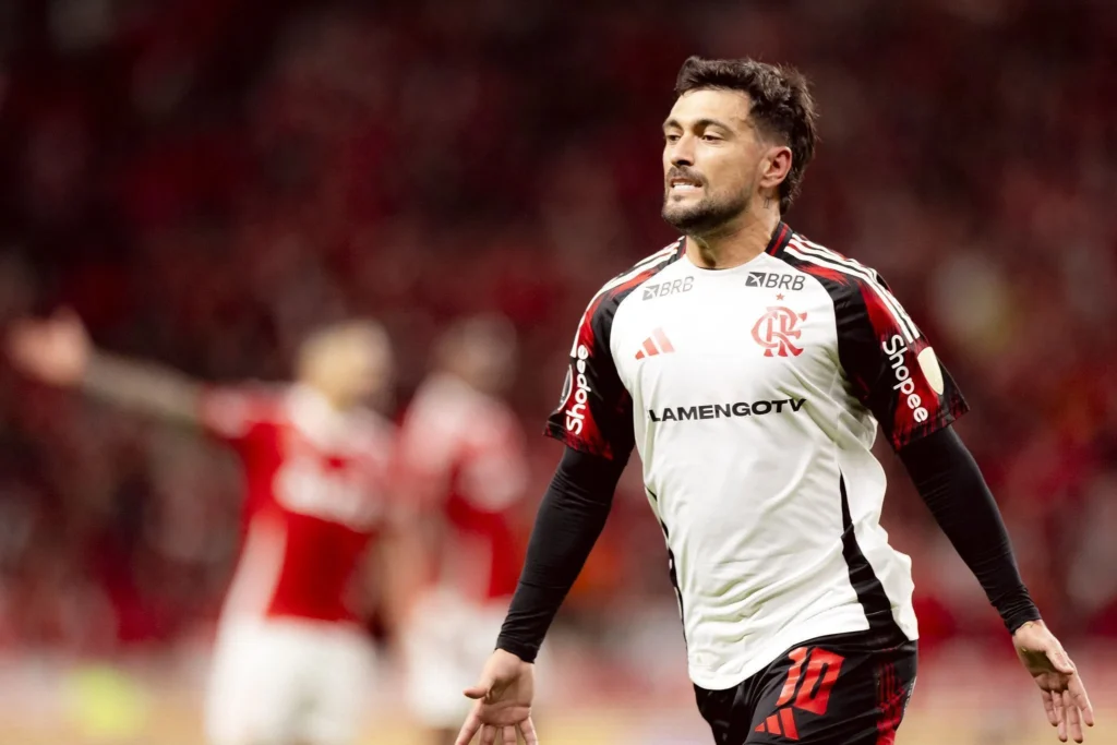 Arrascaeta comemora o primeiro gol do Flamengo diante do Internacional no Beira-Rio