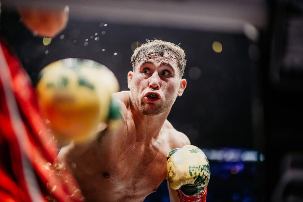Darren Till humilhou Luke Rockhold com um nocaute brutal no terceiro round, ampliando seu cartel no Boxe para 4-0