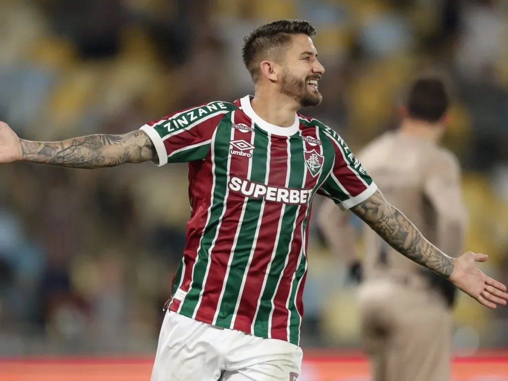 Everaldo comemora o gol que garantiu a vitória do Fluminense