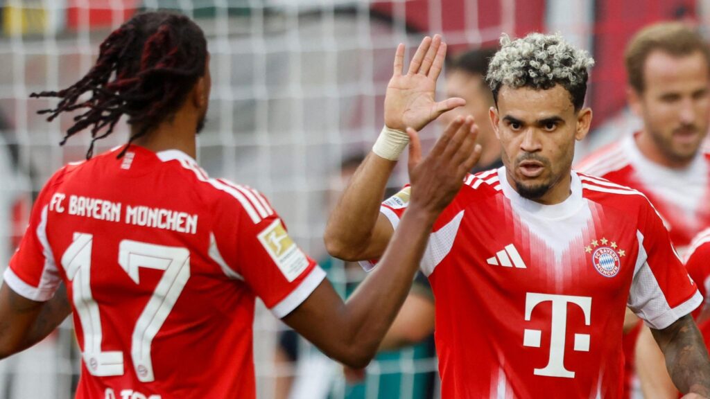 Luis Díaz comemora seu gol na vitória do Bayern por 2 a 0 contra o Augsburg