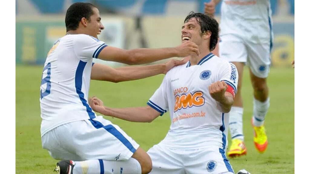 Fabrício comemora um dos gols do Cruzeiro na goleada de 6 a 1 sobre o Atlético Mineiro