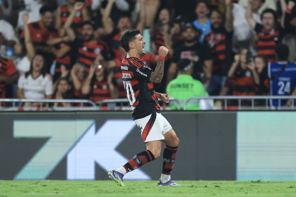 Arrascaeta comemora com a torcida do Flamengo. Foto: Buda Mendes/Getty Images