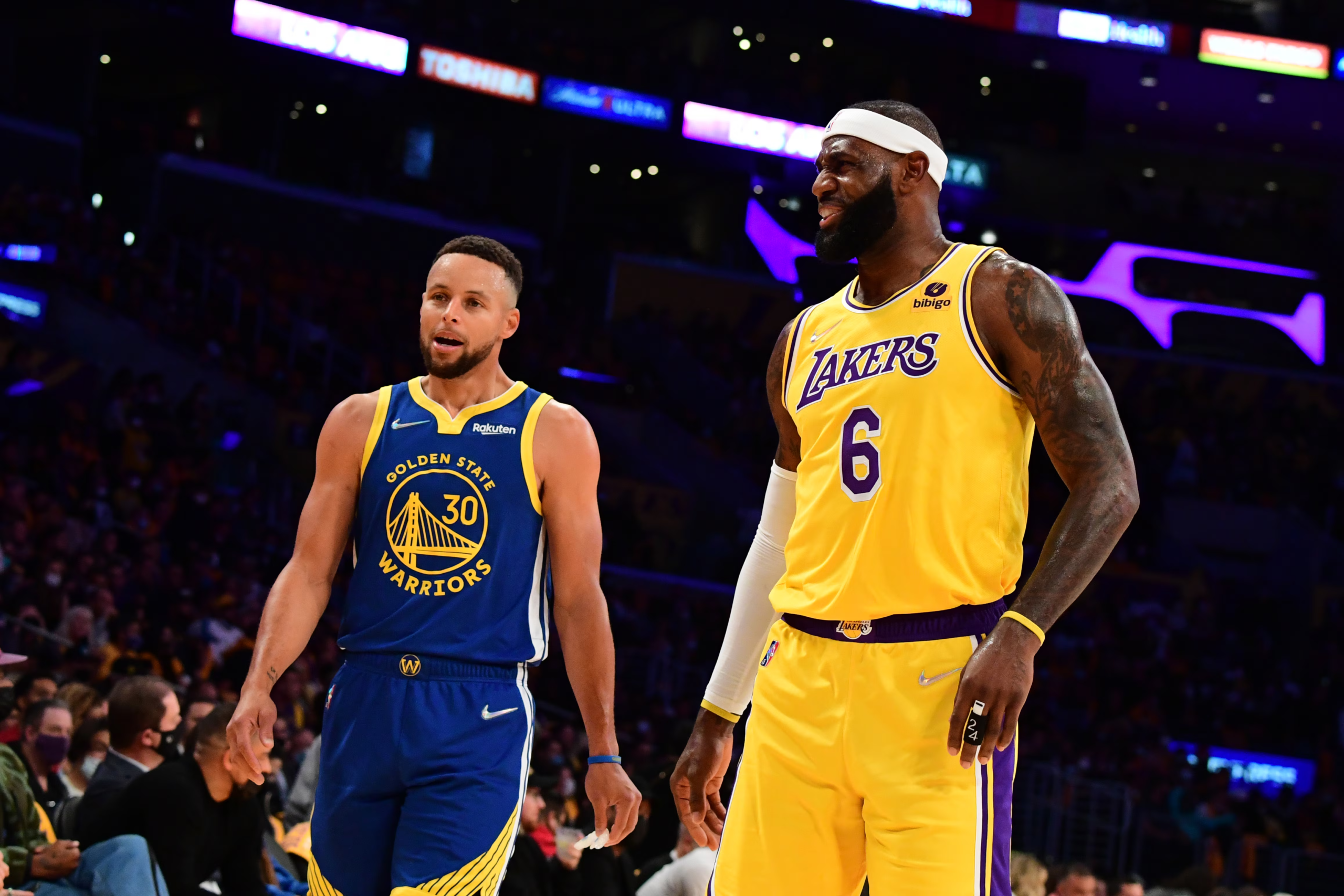 LeBron James e Stephen Curry (Foto principal: Adam Pantozzi/NBAE via Getty Images)