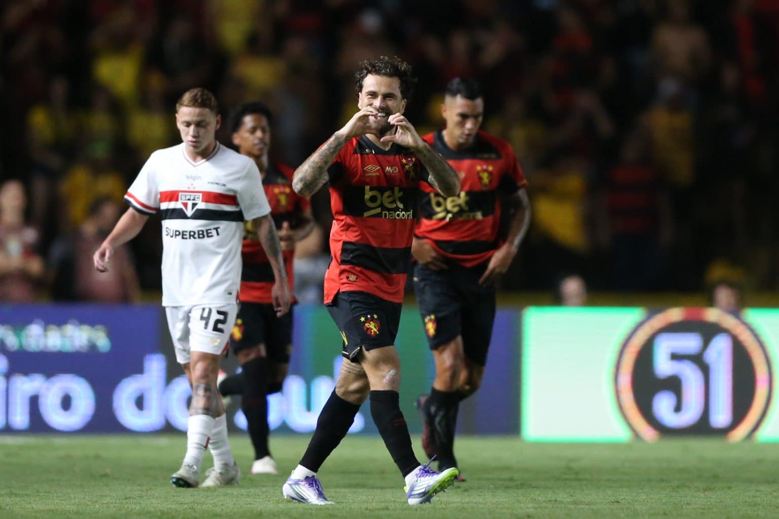 Lucas Lima, ao marcar o primeiro gol da partida (Foto: IconSport)