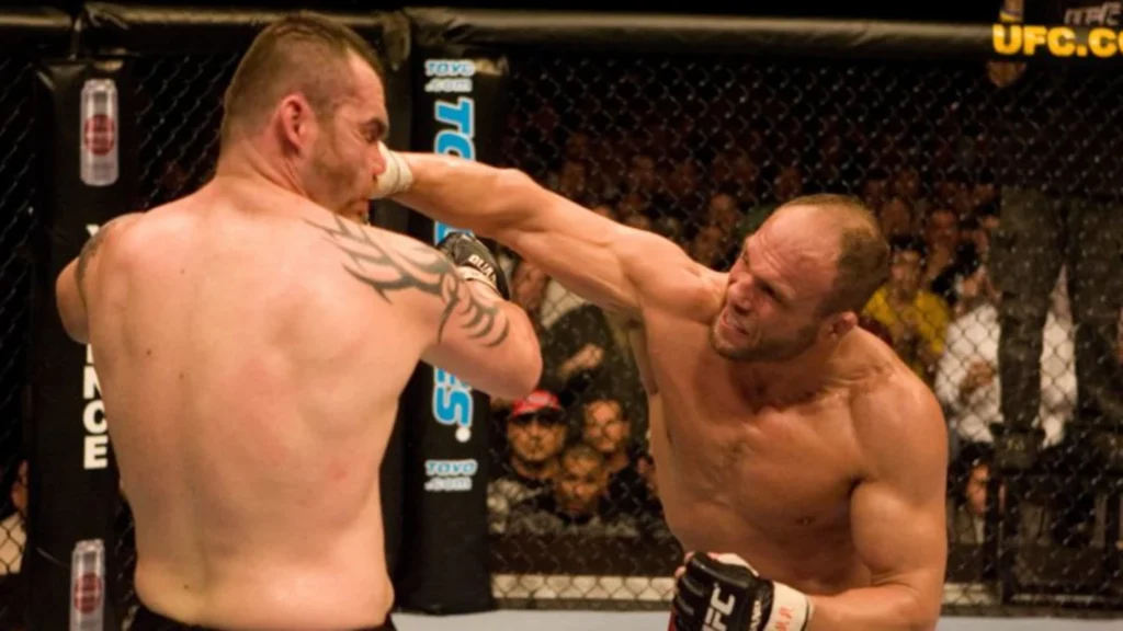 Randy Couture tomou o cinturão peso-pesado de Tim Sylvia