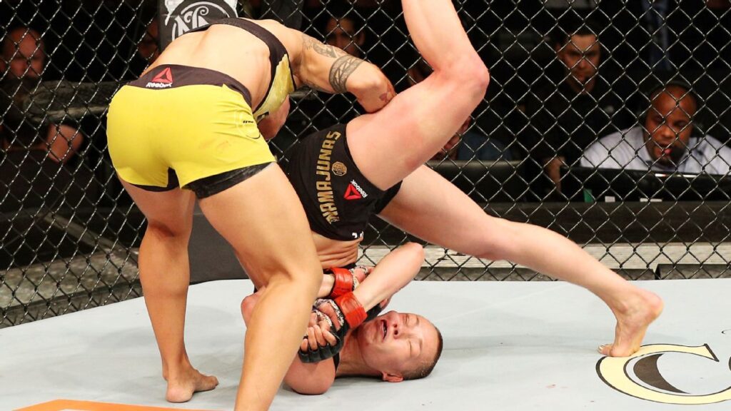 Jessica Andrade nocauteou Rose Namajunas com um bate-estaca para conquista o cinturão peso-palha