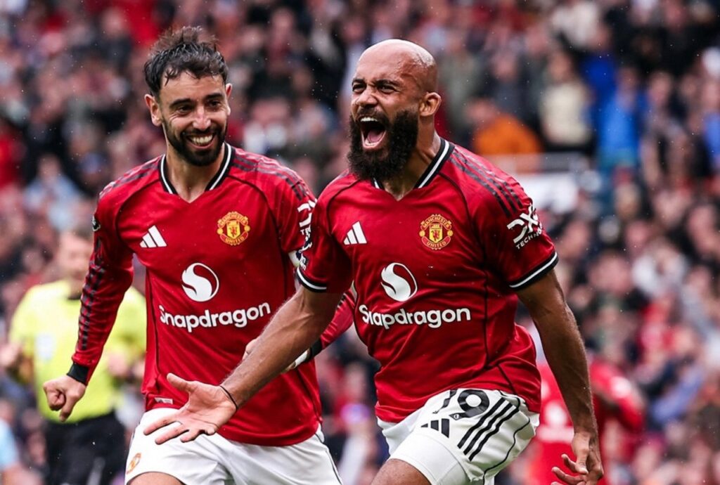 Melhor em campo, Mbuemo comemora o segundo gol do Manchester United contra o Burnley