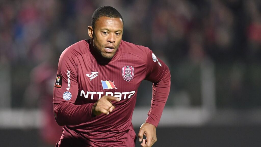 Júlio Baptista atuando pelo Cluj da Romênia