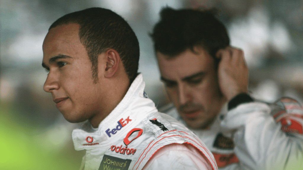 Lewis Hamilton e Fernando Alonso, companheiros de McLaren, brigaram dentro e fora das pistas em 2007 e o título ficou com a Ferrari de Raikkonen