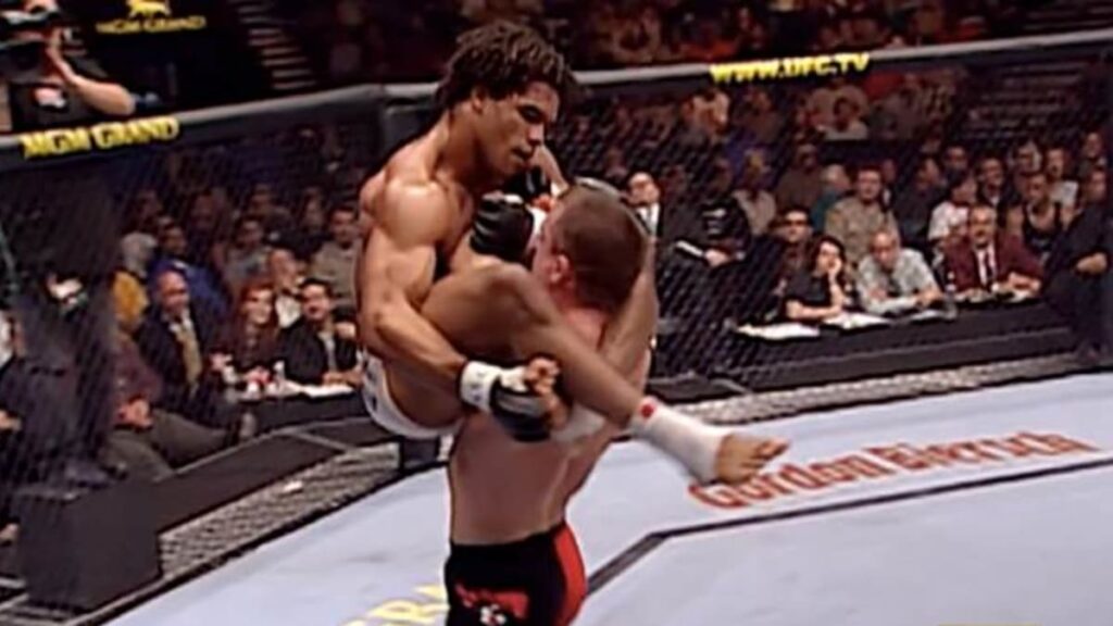 Matt Hughes derrotou Carlos Newton para conquistar o cinturão dos meio-médios do UFC numa das decisões mais esquisitas da história do MMA