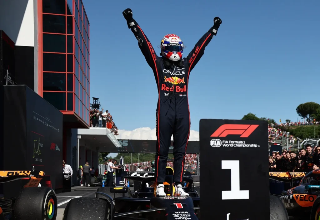Max Verstappen comemorando a vitória em Ímola