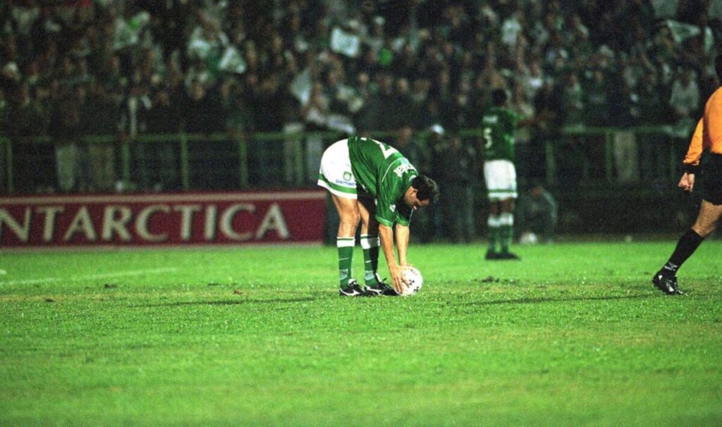 Evair ajeita a bola para marcar o primeiro gol do Palmeiras na decisão diante do Deportivo Cali