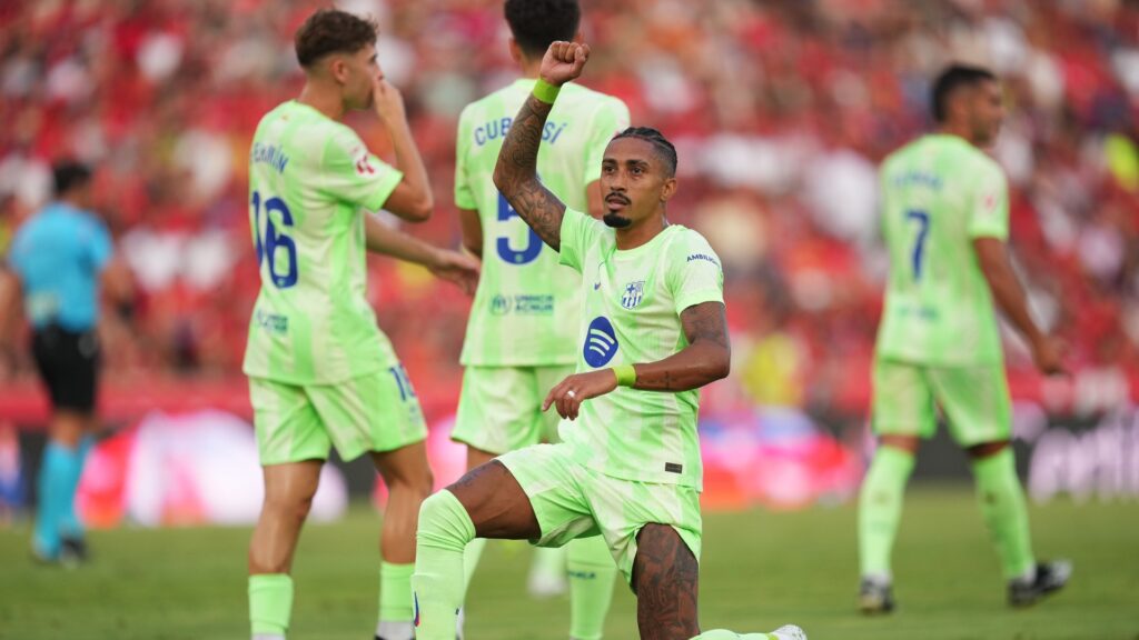 Raphinha comemora o primeiro gol do Barcelona nessa temporada da La Liga