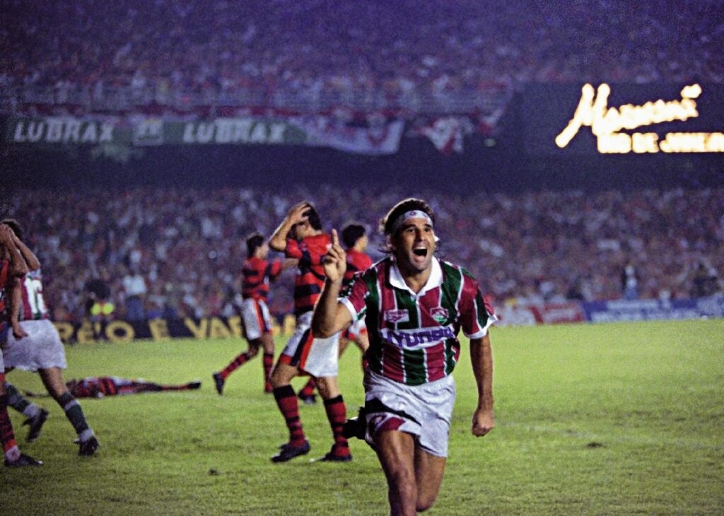 Renato Gaúcho comemora o lendário gol de barriga 