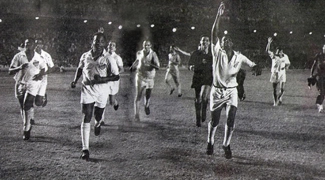Jogadores comemoram a vitória do Santos por 4 a 2 diante do Milan