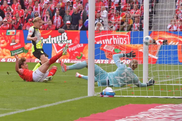 Desde que chegou de empréstimo, junto ao Nordsjaelland na temporada passada, este foi o terceiro gol de Svensson com a camisa do Borussia Dortmund. Ele havia marcado pela última vez na Copa do Mundo de Clubes da Fifa. Foto: Heiko Blatterspiel/IMAGO — Reprodução.