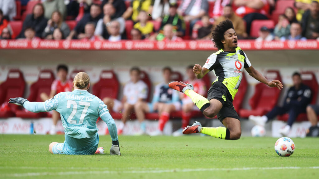 Robin Zentner, goleiro do Mainz 05, cometeu falta fora da área e recebeu o cartão vermelho, sendo expulso. Foto: Kicker/Official Site — Reprodução.