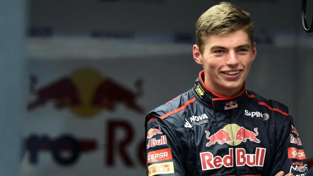 Max Verstappen era menor de idade quando estreou na Fórmula 1 e já possuía mais maturidade do que Kimi Antonelli