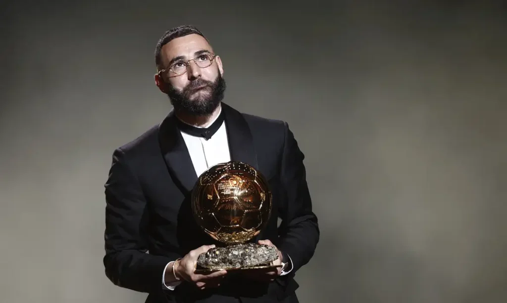 Atacante do Real Madrid na época, Benzema somou 549 pontos e foi o vencedor. Foto: Benoit Tessier/Reuters/Agência Brasil — Reprodução.