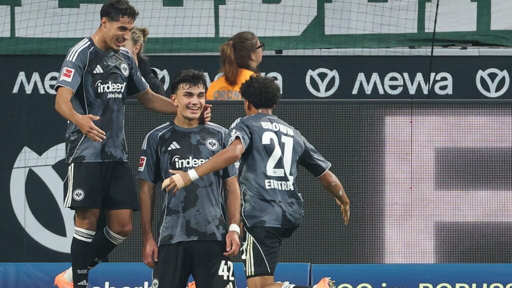 Can Uzun marcou o quinto gol do Frankfurt diante do Gladbach. Foto: osnapix/IMAGO — Reprodução.