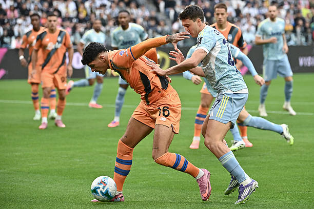 Bellanova, da Atalanta, e Cambiaso, da Juventus disputam a bola. Foto: Isabella Bonotto/AFP — Reprodução.