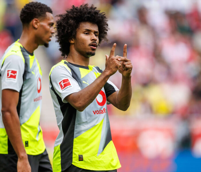 Comemoração de Adeyemi após o gol. Na ausência de Guirassy, o camisa 27 assumiu o papel de protagonista do ataque do Dortmund na partida de hoje. Foto: Kicker/Official Site — Reprodução.
