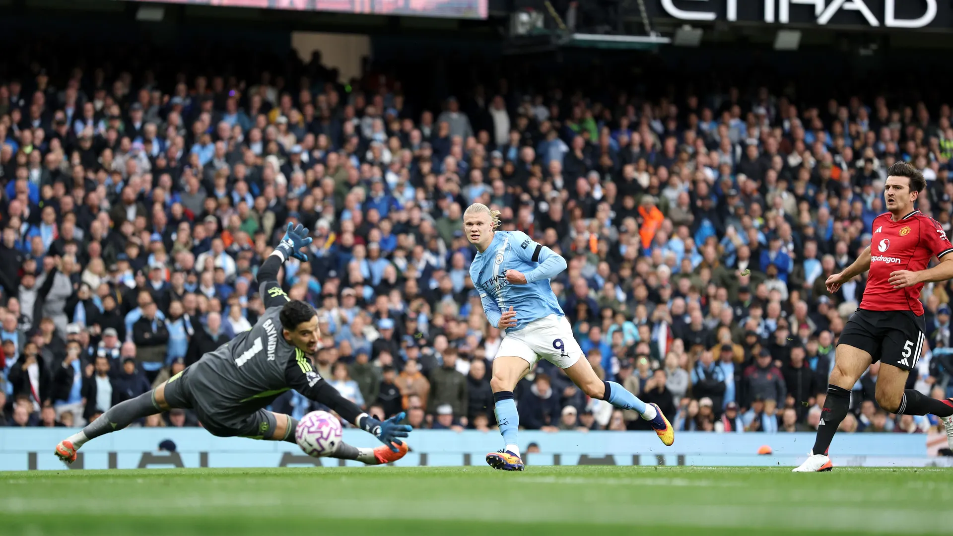Com os cinco gols marcados na última Data Fifa e dois de hoje, o camisa 9 do Manchester City somou sete gols em dois jogos disputados. Foto: Premier League/ Official Website — Reprodução.