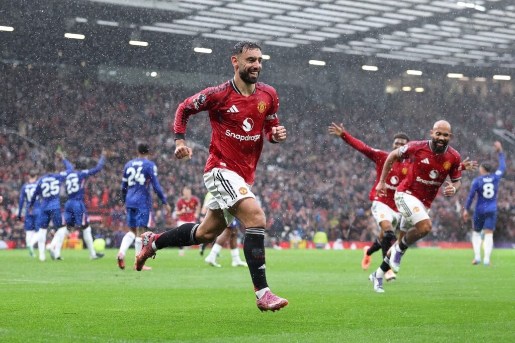 Bruno Fernandes vibra o gol. Foi o tento de numero 100 do português com a camisa dos Red Devils. Curiosamente, este também foi o jogo 200 dele com a camisa do Manchester United. Foto: Marc Atkins/Getty Images — Reprodução.