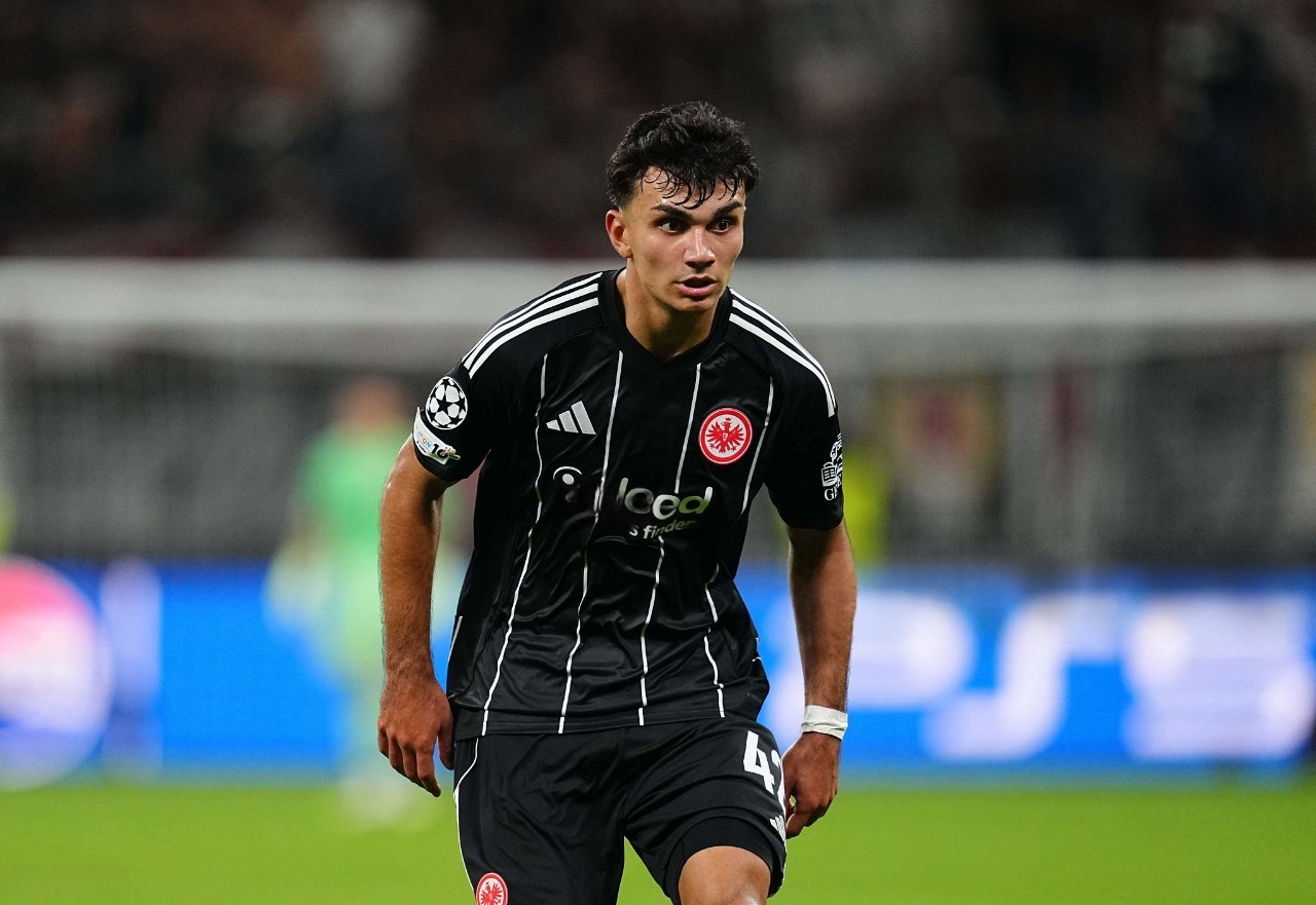 Na estreia da Champions League, Can Uzun marcou um dos cinco gols do Frankfurt contra o Galatasaray. Foto: Ulrik Pedersen/NurPhoto/Getty Images — Reprodução.