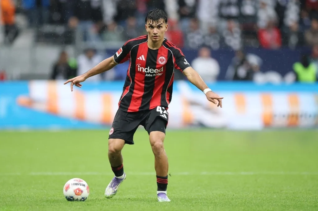 Can Uzun no jogo entre Eintracht Frankfurt e Union Berlin. O jovem orienta os companheiros para fornecerem opções de passe. Foto: Alex Grimm/Getty Images — Reprodução.