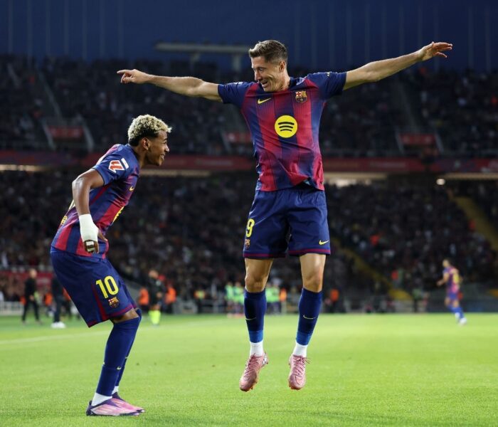 Lamine Yamal e Lewandowski comemoram a virada do Barcelona. Foto: Judit Cartiel/Getty Images — Reprodução.
