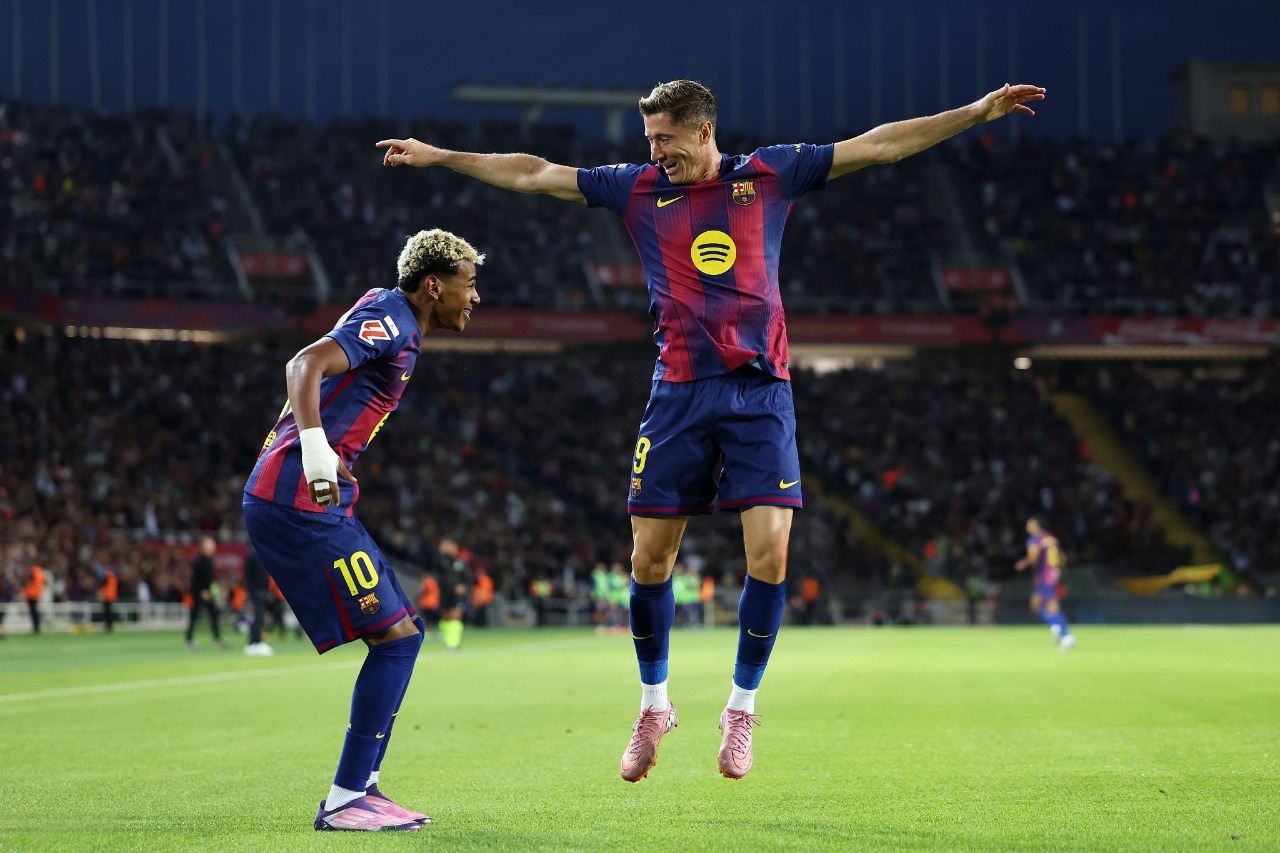 Lamine Yamal e Lewandowski comemoram a virada do Barcelona. Foto: Judit Cartiel/Getty Images — Reprodução.