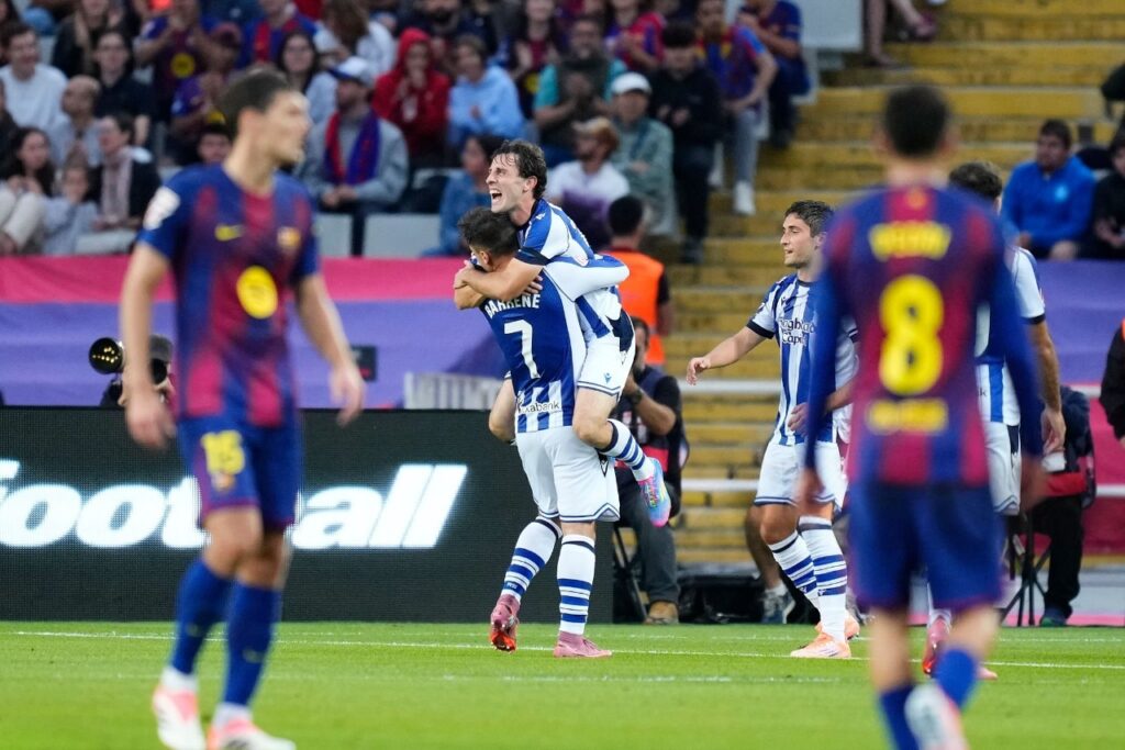 Odriozola recebe o abraço de 'Barrene'. Foto: Jose Breton/Pics Action/NurPhoto/ Getty Images — Divulgação.