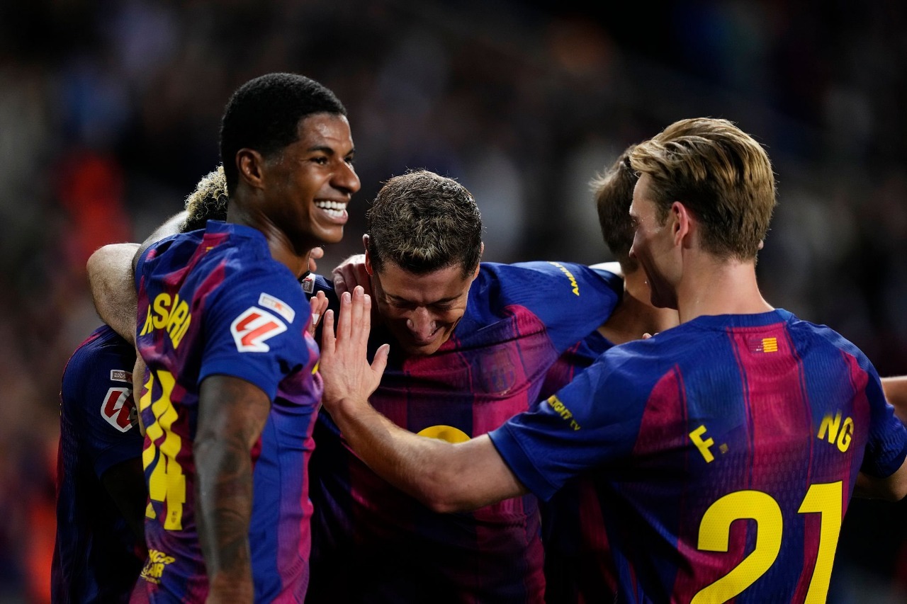 Rashford e Frenkie de Jong celebram com Lewandowski. Foto: Jose Breton/Pics Action/NurPhoto/ Getty Images — Reprodução.