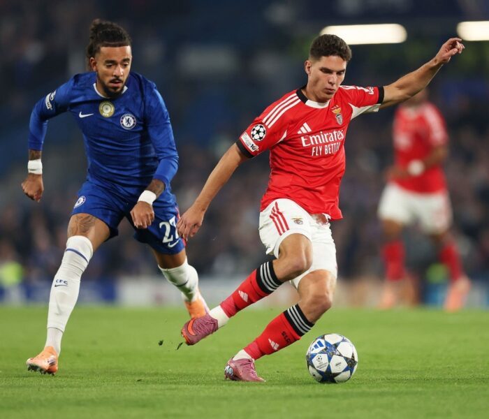 Sudakov, do Benfica, tenta se livrar da marcação de Gusto, do Chelsea. Foto: Julian Finney/Getty Images — Reprodução.