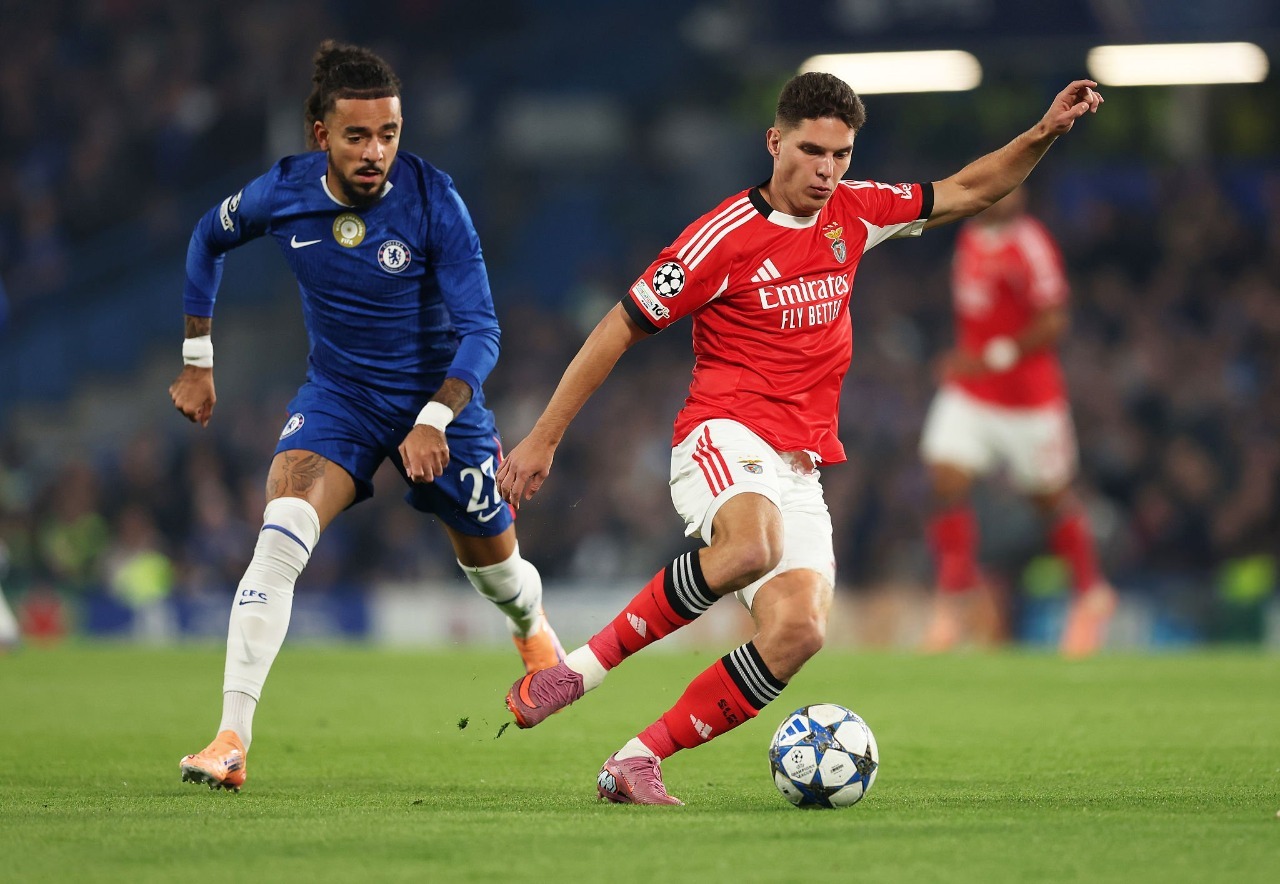 Sudakov, do Benfica, tenta se livrar da marcação de Gusto, do Chelsea. Foto: Julian Finney/Getty Images — Reprodução.