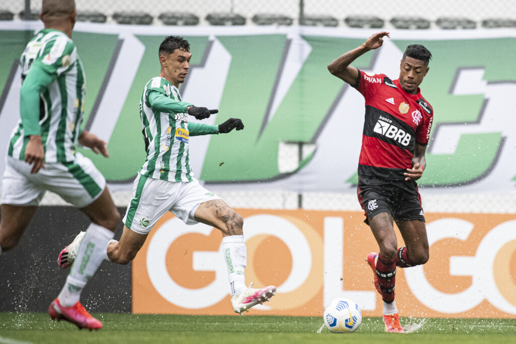 Desfalque deste domingo, Bruno Henrique em ação no confronto Flamengo e Juventude pelo Brasileirão 2021. Foto: Alexandre Vidal — Reprodução.